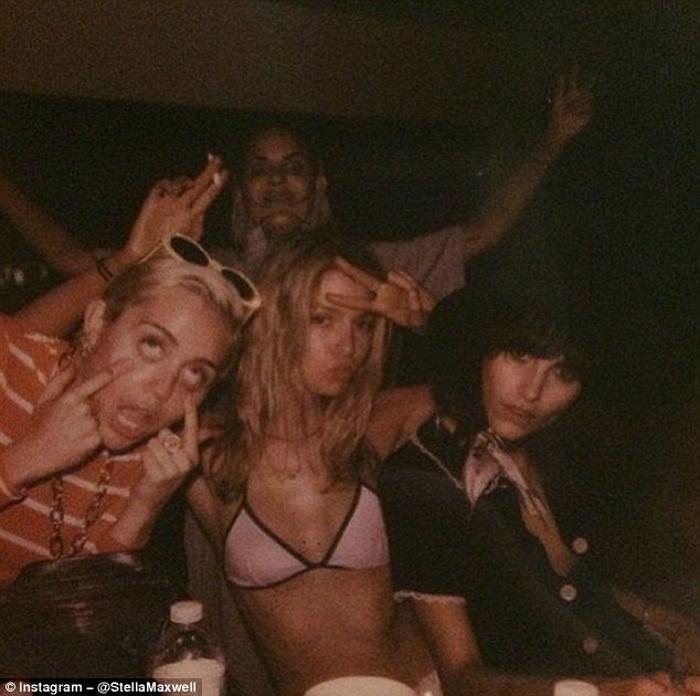 Stella és Miley Cyrus, balra, utazott Las Vegas össze a múlt hónapban - és Stella dokumentált az utazást, amely tartalmazta magán-repülőgépek és a medence pártok, a lány Instagram fiók