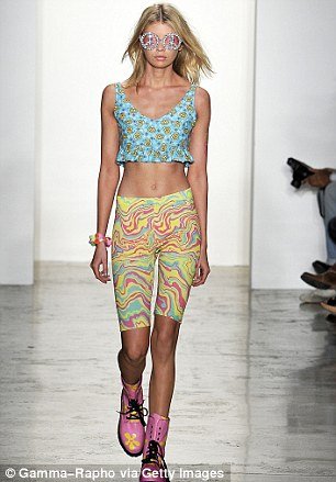 Stella Maxwell sétál a kifutópályán a Jeremy Scott divatbemutató