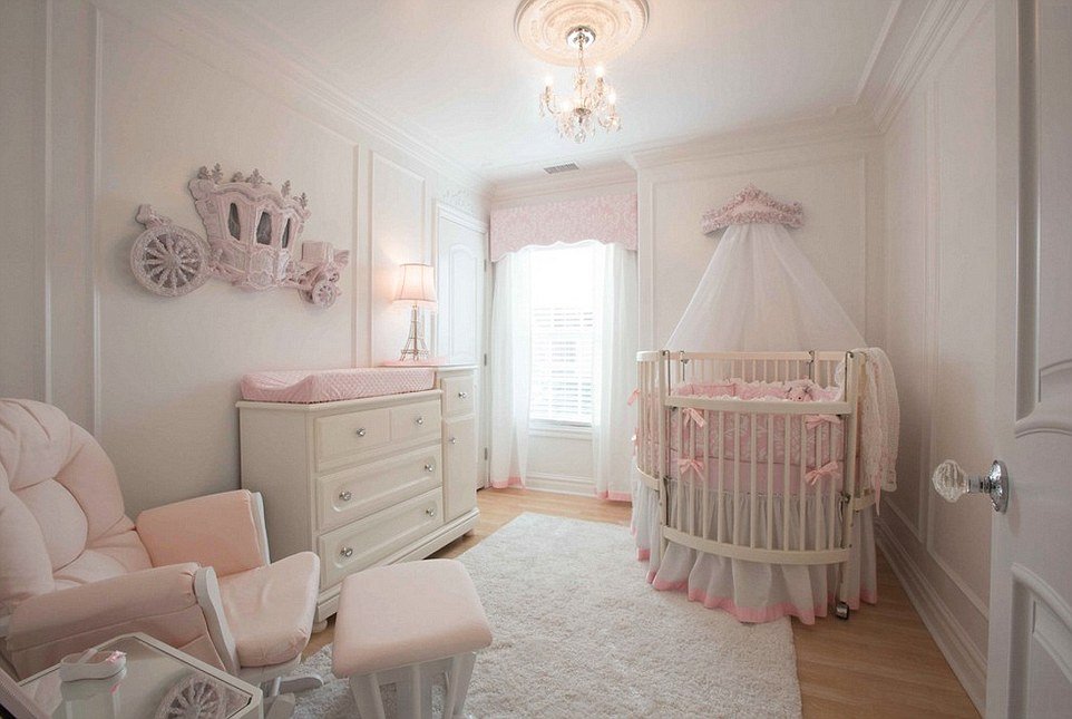 A királyi hintó felett váltó, egy kerek ágy és egy mini csillár adjunk egy kis extra csillogást erre óvodai 