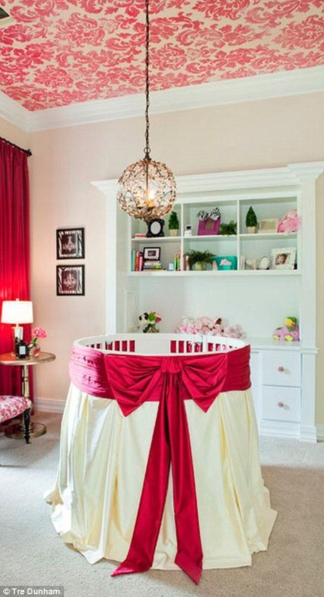 A kiságy karakter: Ez a kiságy a kerek (balra) használta Bravo Interior Design adni ezt a bölcsődei néhány x faktor és világos íjak és sallang, hogy ez a rózsaszín létrehozása különlegessé