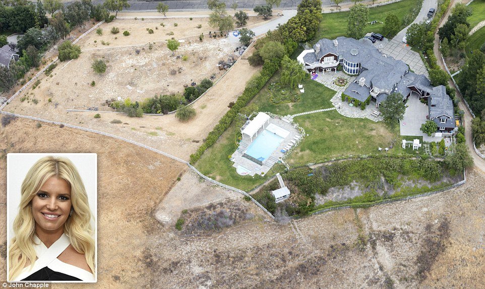 Emerald: The Hidden Hills, Kalifornia a pop-csillagos Jessica Simpson felett látjuk.  Foltok az ő gyep tűnik megbarnult, bár ő kertjében még mindig sokkal zöldebb, mint a szomszédos telek 